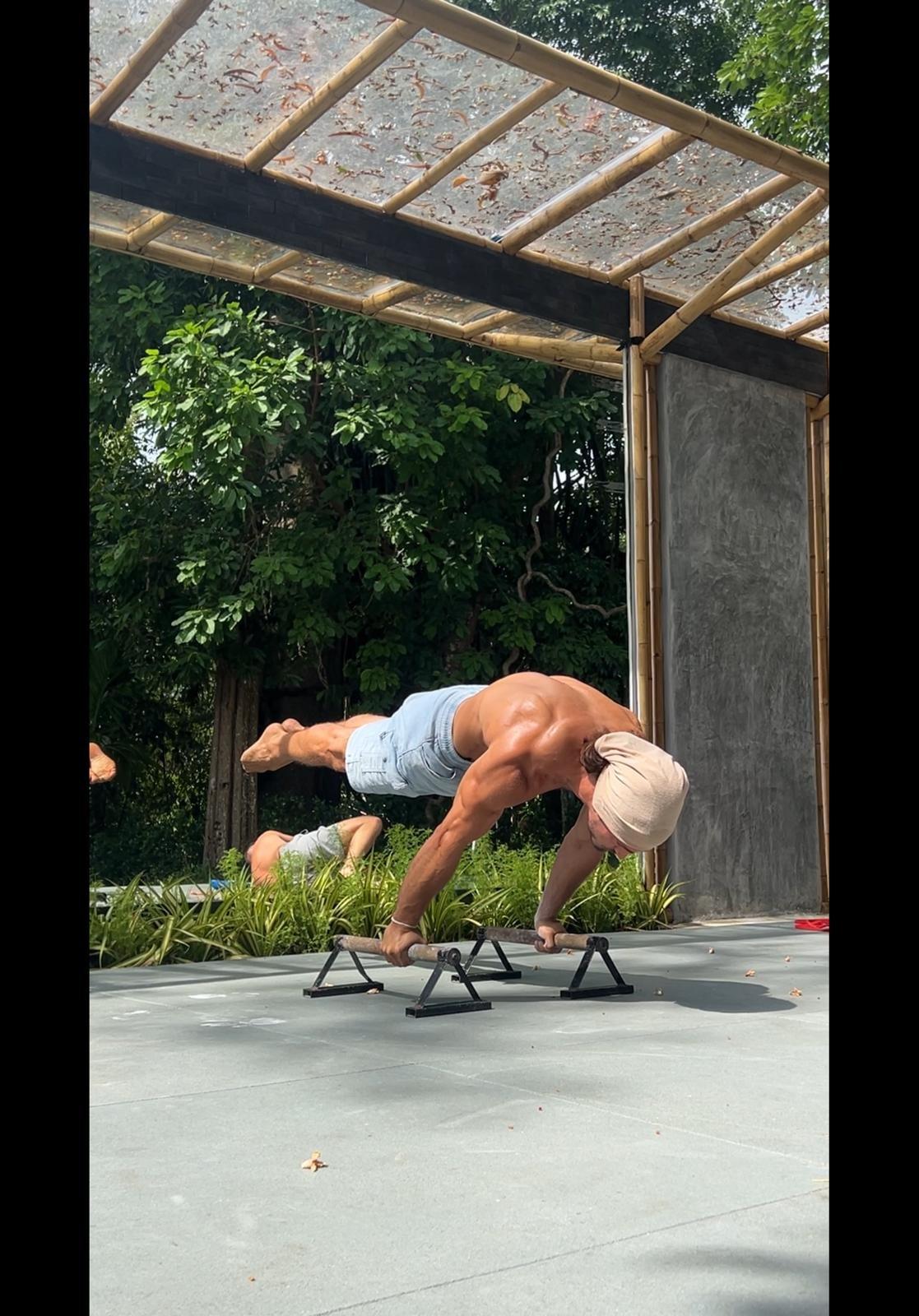 ליאב ברודש מבצע תרגיל פלאנץ (Planche) באימון קליסטניקס